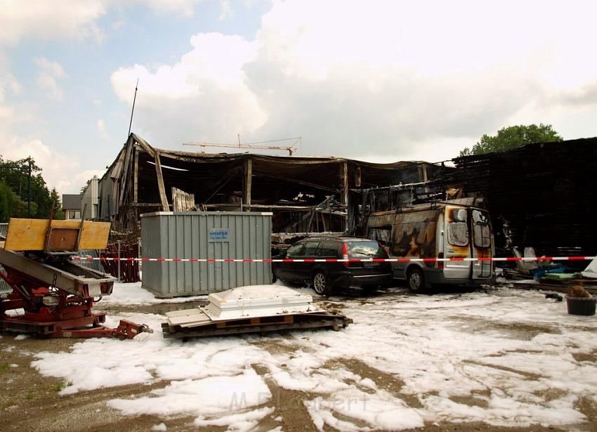 Feuer Halle Siegburg Gewerbegebiet Zange P140.JPG